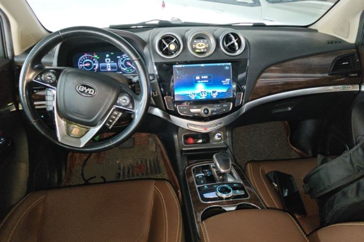 Used BYD Tang New Energy 2015 2.0T Four-Wheel-Drive Flagship Model Center Console