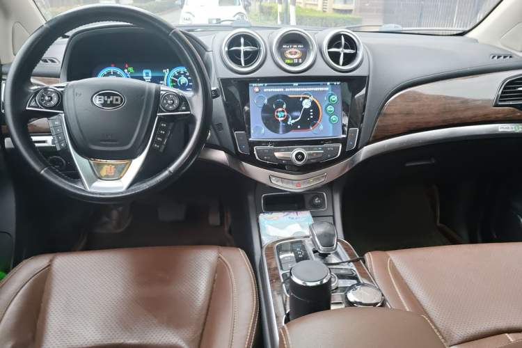 Used BYD Tang New Energy 2015 2.0T Four-Wheel-Drive Flagship Model Center Console