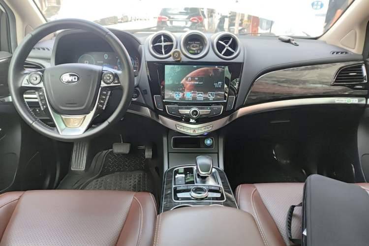 Used BYD Tang New Energy 2015 2.0T Four-Wheel-Drive Flagship Model Center Console