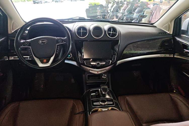 Used BYD Tang New Energy 2015 2.0T Four-Wheel-Drive Flagship Model Center Console