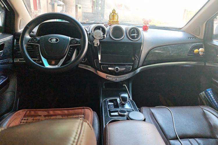 Used BYD Tang New Energy 2015 2.0T Four-Wheel-Drive Flagship Model Center Console