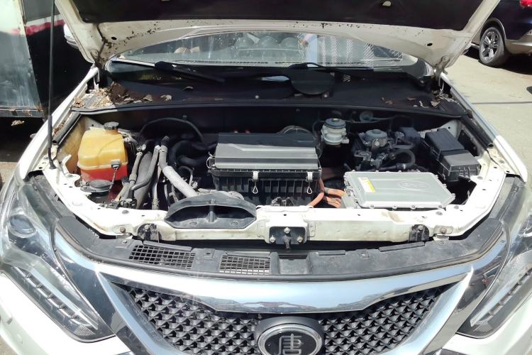 Used BYD Tang New Energy 2015 2.0T Four-Wheel-Drive Flagship Model Engine Bay