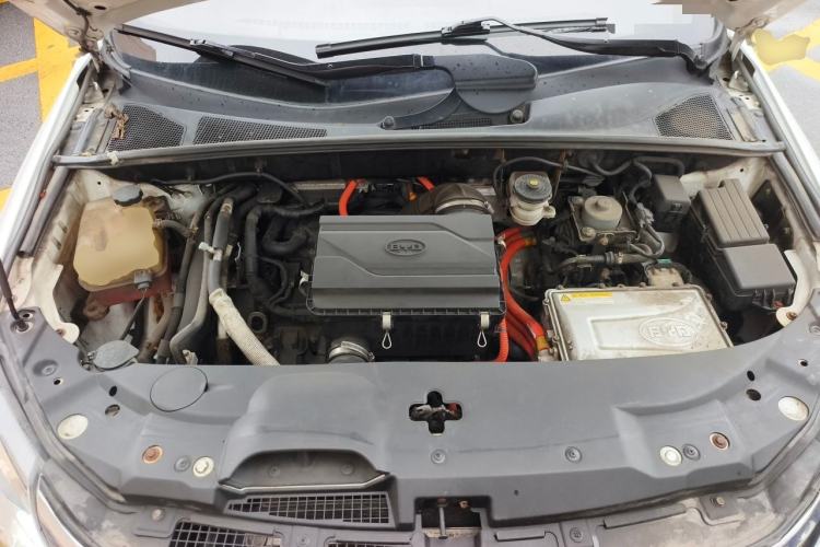 Used BYD Tang New Energy 2015 2.0T Four-Wheel-Drive Flagship Model Engine Bay