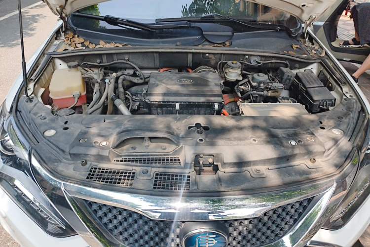 Used BYD Tang New Energy 2015 2.0T Four-Wheel-Drive Flagship Model Engine Bay