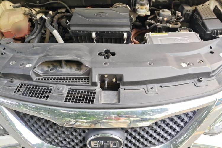Used BYD Tang New Energy 2015 2.0T Four-Wheel-Drive Flagship Model Engine Bay