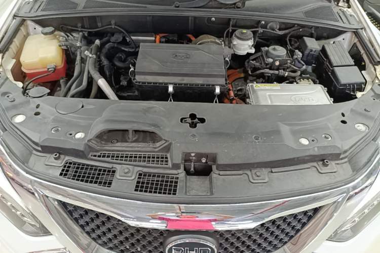 Used BYD Tang New Energy 2015 2.0T Four-Wheel-Drive Flagship Model Engine Bay