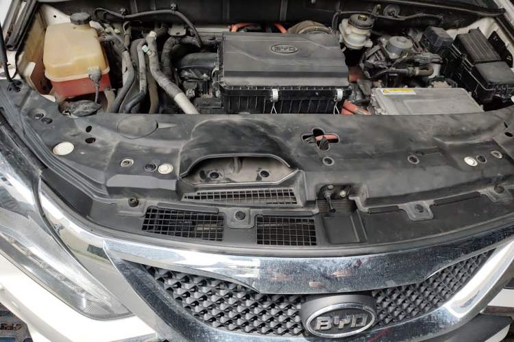 Used BYD Tang New Energy 2015 2.0T Four-Wheel-Drive Flagship Model Engine Bay