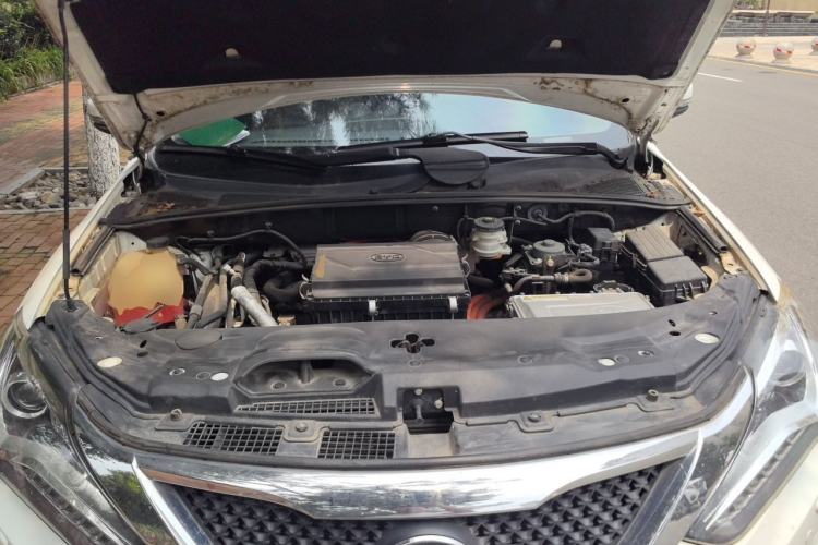 Used BYD Tang New Energy 2015 2.0T Four-Wheel-Drive Flagship Model Engine Bay