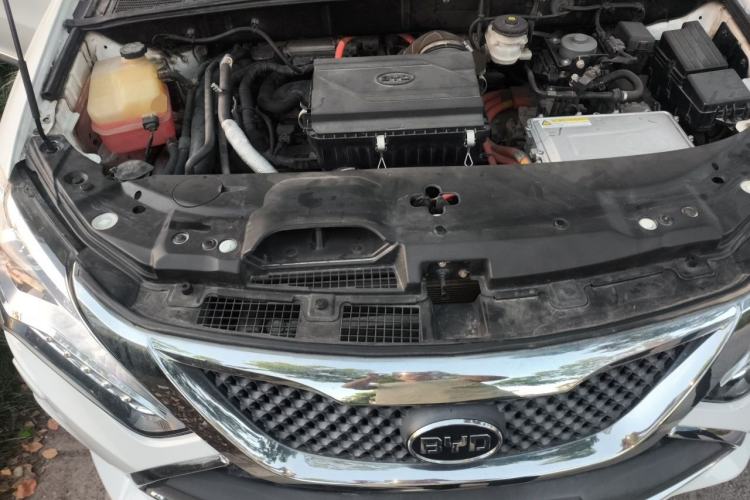 Used BYD Tang New Energy 2015 2.0T Four-Wheel-Drive Flagship Model Engine Bay
