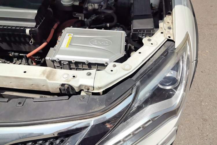 Used BYD Tang New Energy 2015 2.0T Four-Wheel-Drive Flagship Model Engine Bay Left