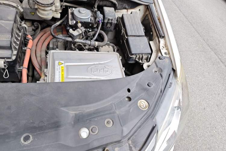 Used BYD Tang New Energy 2015 2.0T Four-Wheel-Drive Flagship Model Engine Bay Left