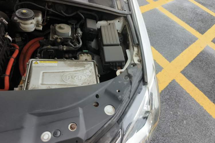 Used BYD Tang New Energy 2015 2.0T Four-Wheel-Drive Flagship Model Engine Bay Left