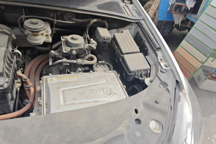 Used BYD Tang New Energy 2015 2.0T Four-Wheel-Drive Flagship Model Engine Bay Left