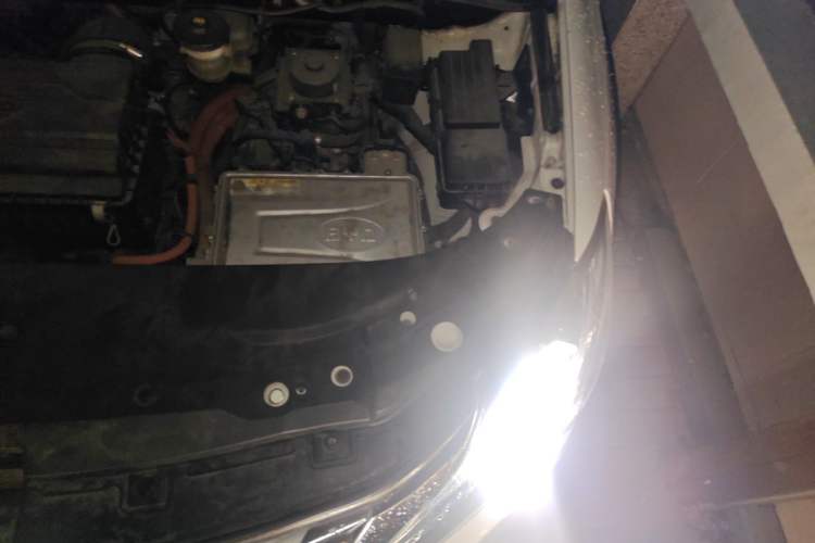 Used BYD Tang New Energy 2015 2.0T Four-Wheel-Drive Flagship Model Engine Bay Left