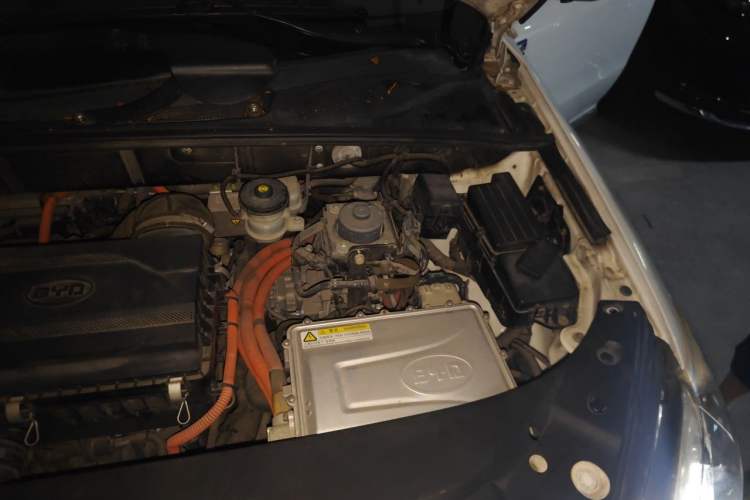Used BYD Tang New Energy 2015 2.0T Four-Wheel-Drive Flagship Model Engine Bay Left