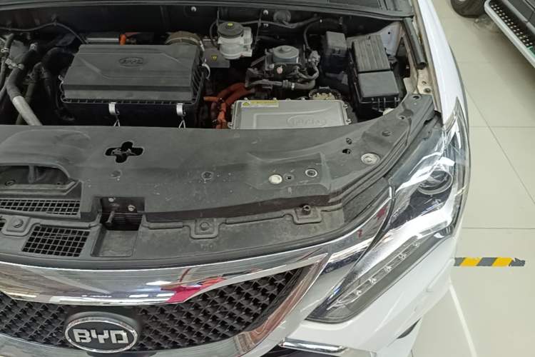 Used BYD Tang New Energy 2015 2.0T Four-Wheel-Drive Flagship Model Engine Bay Left