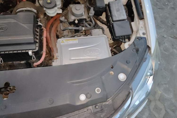 Used BYD Tang New Energy 2015 2.0T Four-Wheel-Drive Flagship Model Engine Bay Left