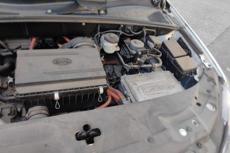 Used BYD Tang New Energy 2015 2.0T Four-Wheel-Drive Flagship Model Engine Bay Left