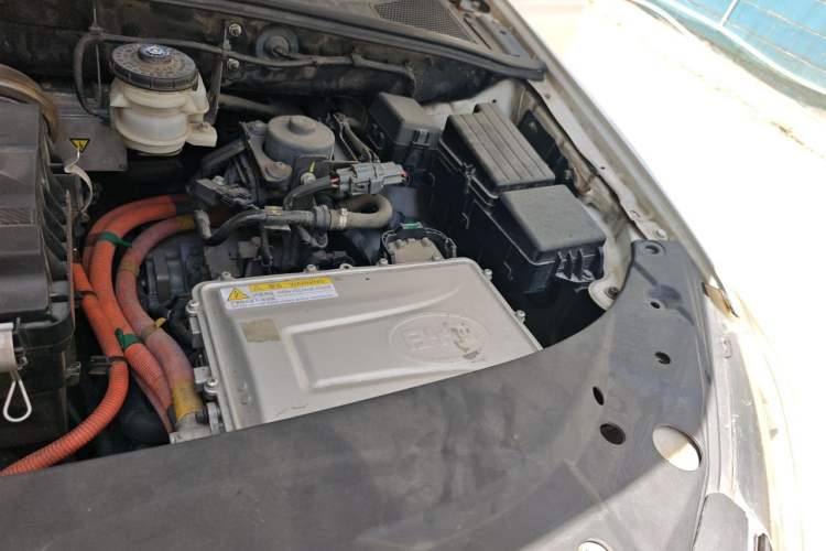 Used BYD Tang New Energy 2015 2.0T Four-Wheel-Drive Flagship Model Engine Bay Left