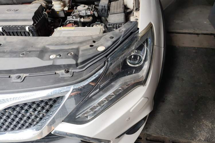 Used BYD Tang New Energy 2015 2.0T Four-Wheel-Drive Flagship Model Engine Bay Left