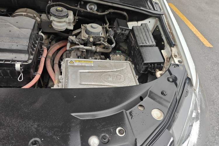 Used BYD Tang New Energy 2015 2.0T Four-Wheel-Drive Flagship Model Engine Bay Left