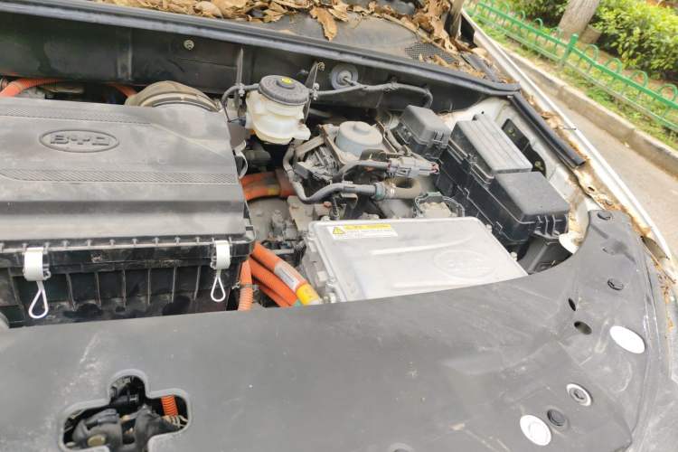 Used BYD Tang New Energy 2015 2.0T Four-Wheel-Drive Flagship Model Engine Bay Left