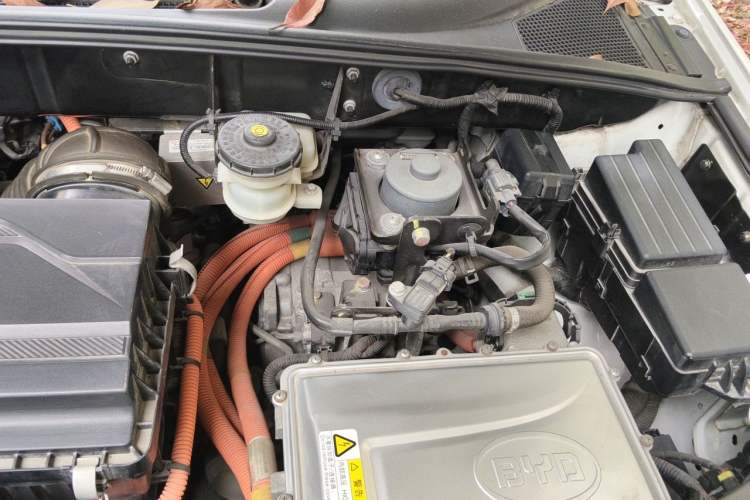 Used BYD Tang New Energy 2015 2.0T Four-Wheel-Drive Flagship Model Engine Bay Left
