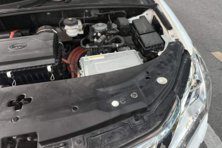 Used BYD Tang New Energy 2015 2.0T Four-Wheel-Drive Flagship Model Engine Bay Left