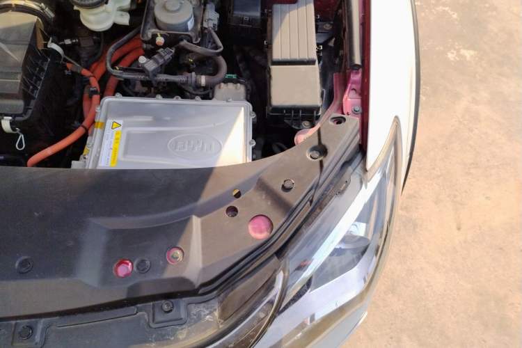 Used BYD Tang New Energy 2015 2.0T Four-Wheel-Drive Flagship Model Engine Bay Left