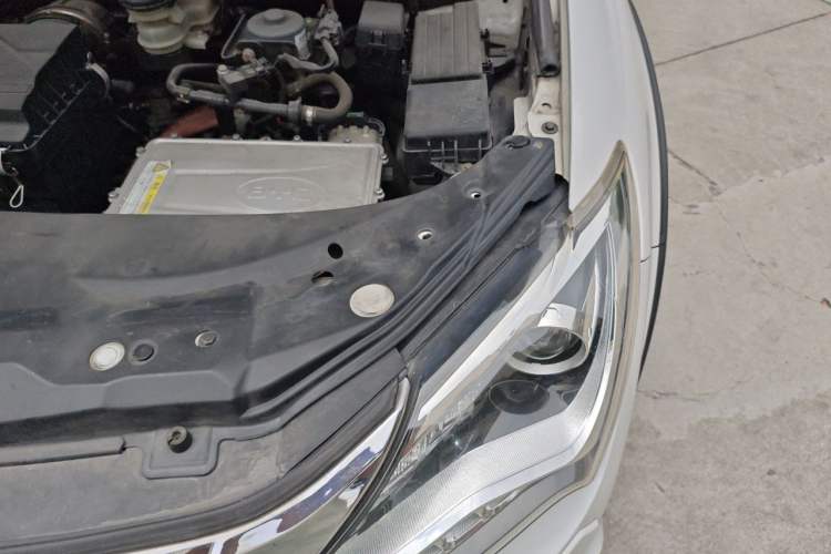 Used BYD Tang New Energy 2015 2.0T Four-Wheel-Drive Flagship Model Engine Bay Left
