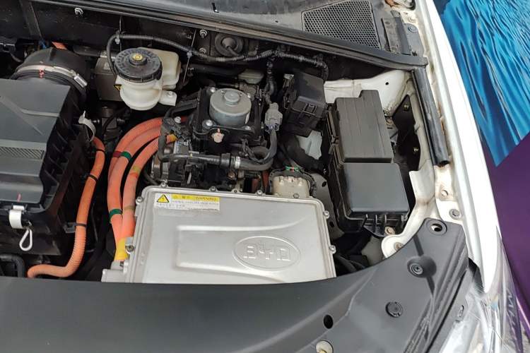 Used BYD Tang New Energy 2015 2.0T Four-Wheel-Drive Flagship Model Engine Bay Left