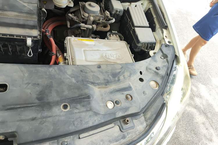 Used BYD Tang New Energy 2015 2.0T Four-Wheel-Drive Flagship Model Engine Bay Left
