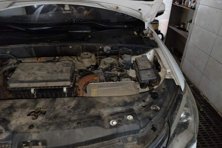 Used BYD Tang New Energy 2015 2.0T Four-Wheel-Drive Flagship Model Engine Bay Left