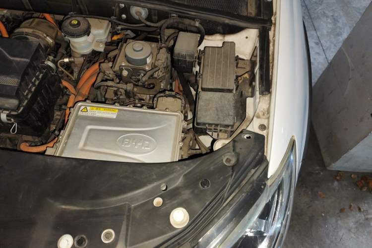 Used BYD Tang New Energy 2015 2.0T Four-Wheel-Drive Flagship Model Engine Bay Left