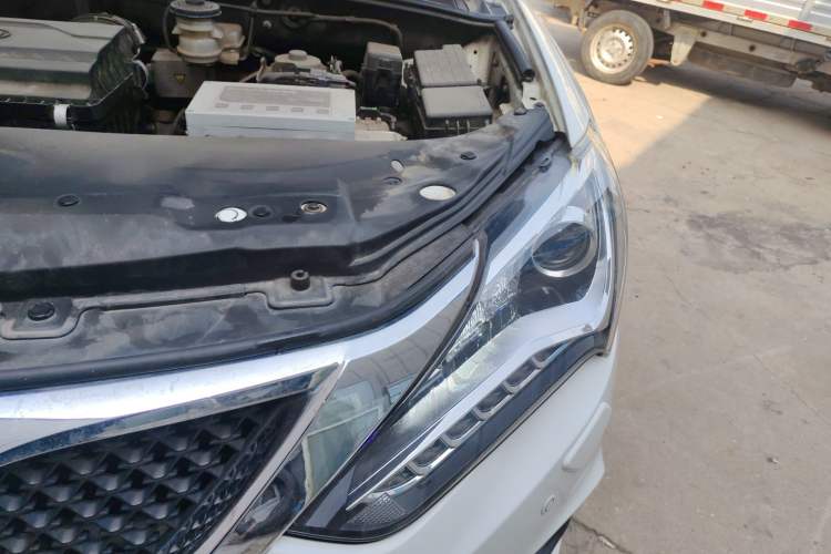Used BYD Tang New Energy 2015 2.0T Four-Wheel-Drive Flagship Model Engine Bay Left