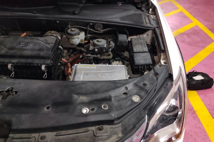 Used BYD Tang New Energy 2015 2.0T Four-Wheel-Drive Flagship Model Engine Bay Left
