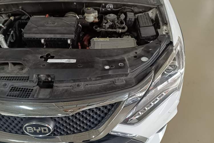 Used BYD Tang New Energy 2015 2.0T Four-Wheel-Drive Flagship Model Engine Bay Left
