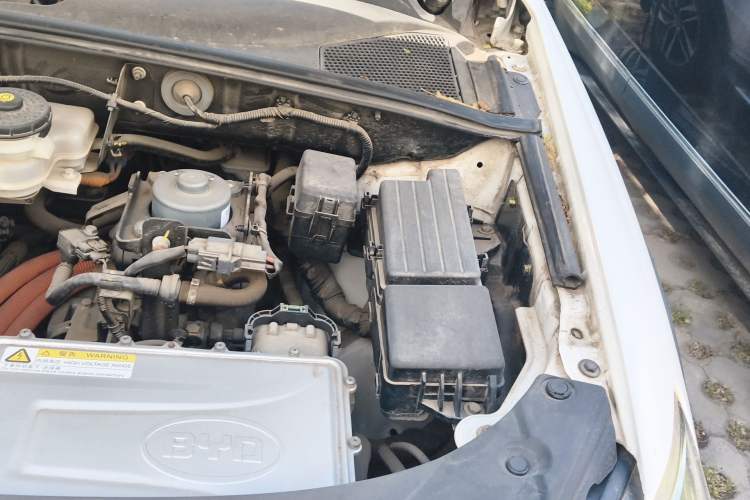 Used BYD Tang New Energy 2015 2.0T Four-Wheel-Drive Flagship Model Engine Bay Left