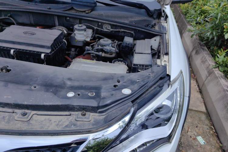 Used BYD Tang New Energy 2015 2.0T Four-Wheel-Drive Flagship Model Engine Bay Left