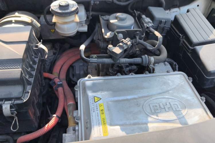 Used BYD Tang New Energy 2015 2.0T Four-Wheel-Drive Flagship Model Engine Bay Left