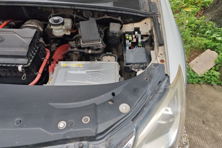 Used BYD Tang New Energy 2015 2.0T Four-Wheel-Drive Flagship Model Engine Bay Left