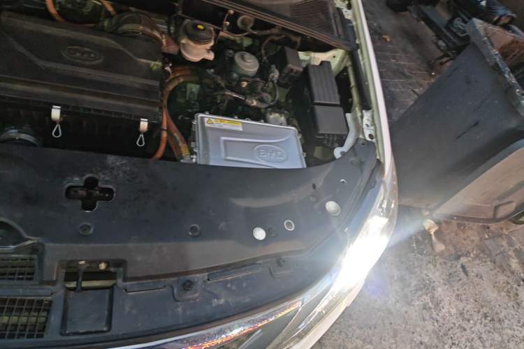 Used BYD Tang New Energy 2015 2.0T Four-Wheel-Drive Flagship Model Engine Bay Left