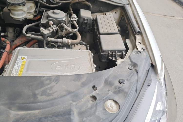 Used BYD Tang New Energy 2015 2.0T Four-Wheel-Drive Flagship Model Engine Bay Left