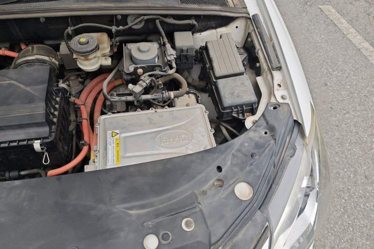 Used BYD Tang New Energy 2015 2.0T Four-Wheel-Drive Flagship Model Engine Bay Left