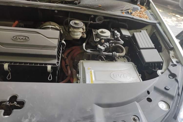 Used BYD Tang New Energy 2015 2.0T Four-Wheel-Drive Flagship Model Engine Bay Left