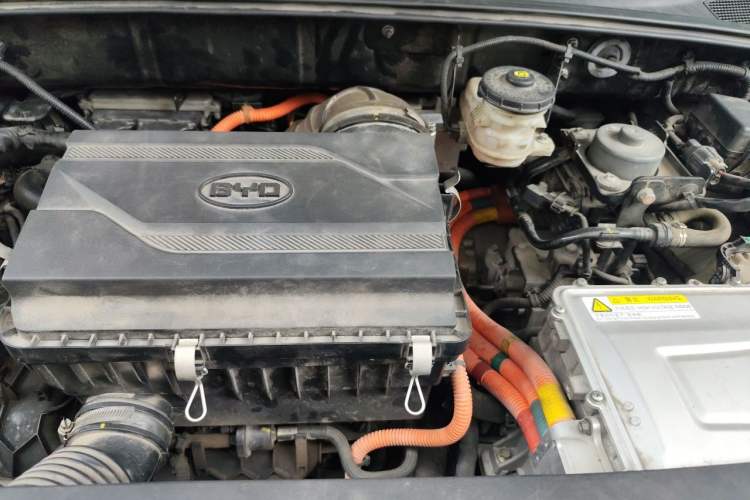 Used BYD Tang New Energy 2015 2.0T Four-Wheel-Drive Flagship Model Engine Bay Left