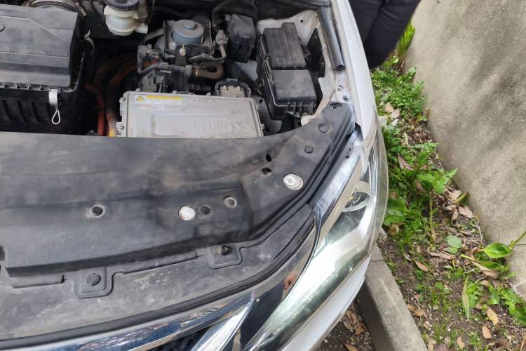Used BYD Tang New Energy 2015 2.0T Four-Wheel-Drive Flagship Model Engine Bay Left