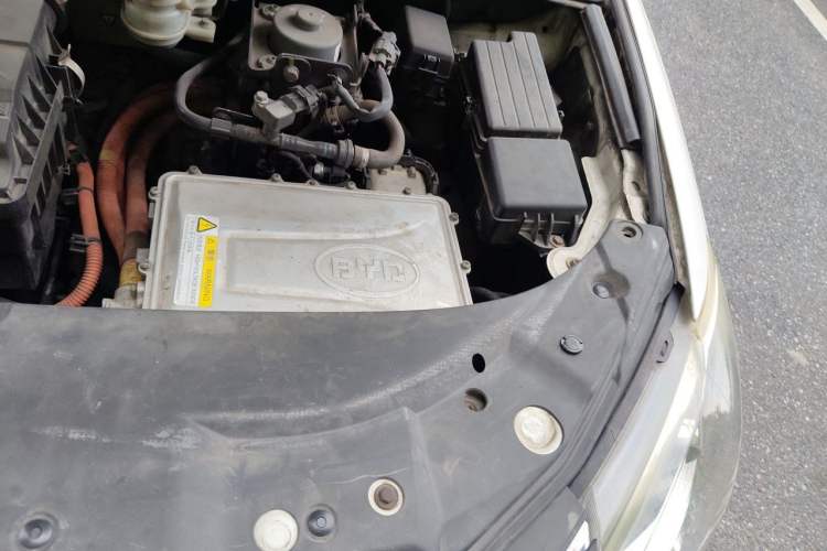 Used BYD Tang New Energy 2015 2.0T Four-Wheel-Drive Flagship Model Engine Bay Left