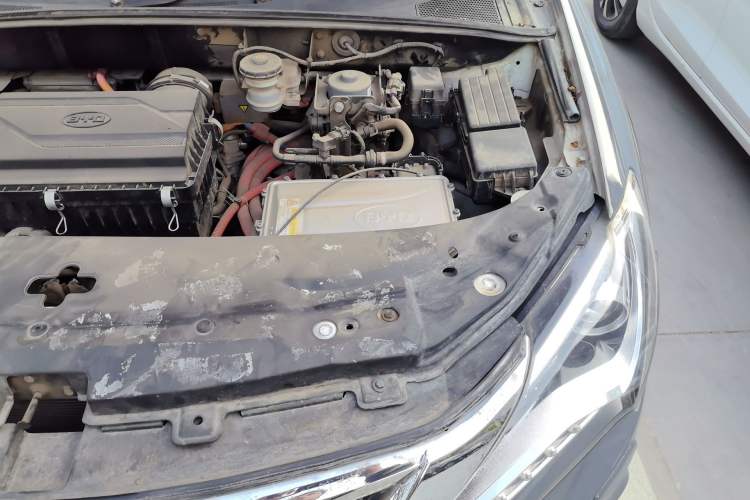 Used BYD Tang New Energy 2015 2.0T Four-Wheel-Drive Flagship Model Engine Bay Left