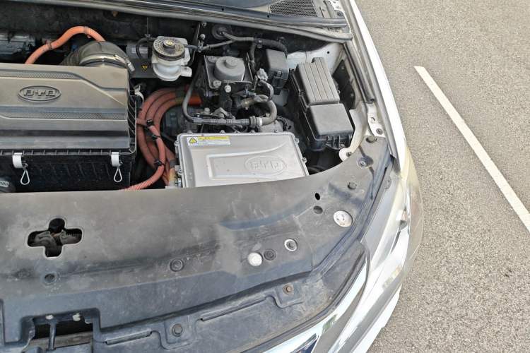 Used BYD Tang New Energy 2015 2.0T Four-Wheel-Drive Flagship Model Engine Bay Left